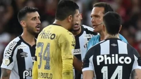 Foto: Ivan Storti/Santos FC - Lance gerou muita reclamação.