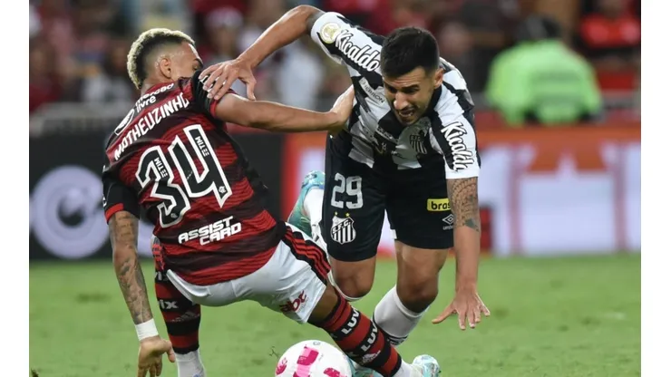 Foto: Ivan Storti/Santos FC - Falta de Matheuzinho dentro da área não foi marcada.