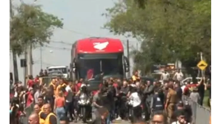 Foto: reprodução Vídeo/ Athletico-PR embarca com apoio da torcida para a final da Copa Libertadores