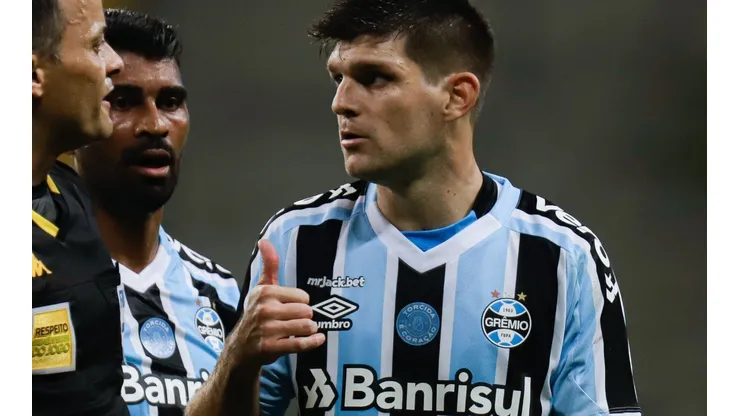 Foto: Maxi Franzoi/AGIF - Kannemann saiu de campo usando gelo no tornozelo