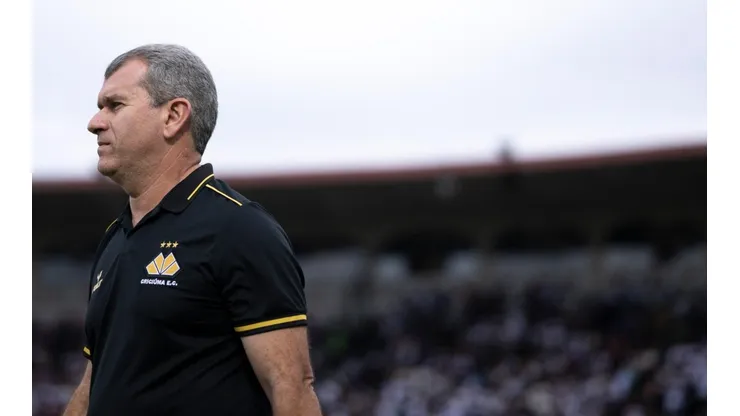 Foto: Jorge Rodrigues/AGIF/ "Não vejo motivo de..."; Tencati expõe seu futuro no Criciúma; Treinador está desde 2021 no cargo.