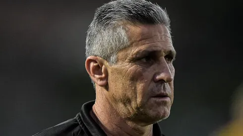 Meio-campista reserva de Jorginho entrega chance de sair do Vasco