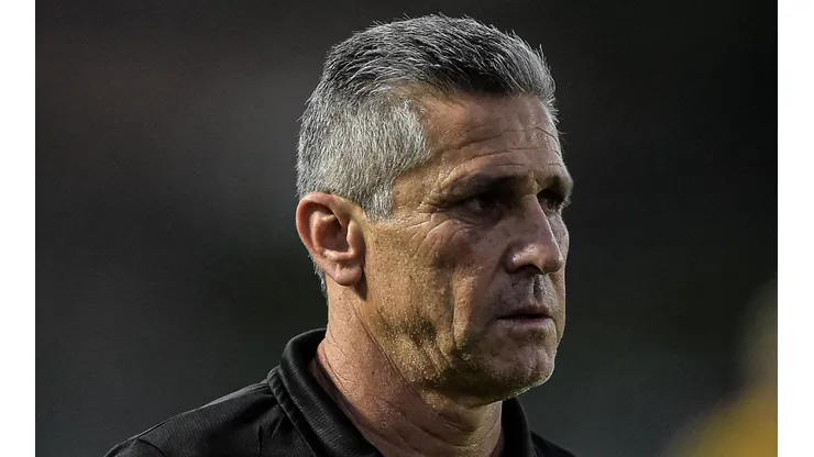 Meio-campista reserva de Jorginho entrega chance de sair do Vasco
