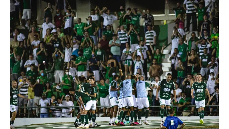 Diogo Reis/AGIF - Jogadores e Torcedores do Guarani celebrando gol