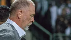 Agif/Robson Mafra - Mano Menezes vê torcida criticar xodó