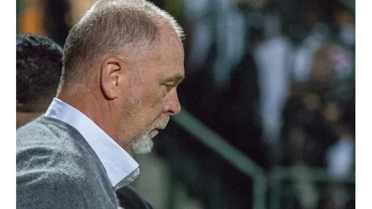 Agif/Robson Mafra - Mano Menezes vê torcida criticar xodó