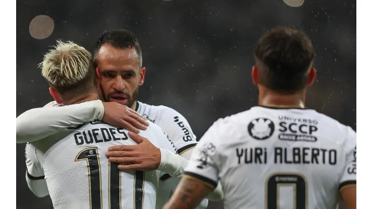 Foto: Marcello Zambrana/AGIF - Renato Augusto, Róger Guedes e Yuri Alberto