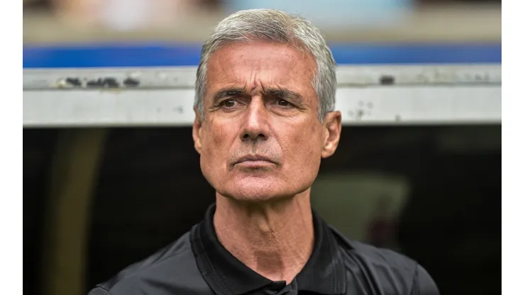 Foto: Thiago Ribeiro/AGIF - Luís Castro reclamou da arbitragem