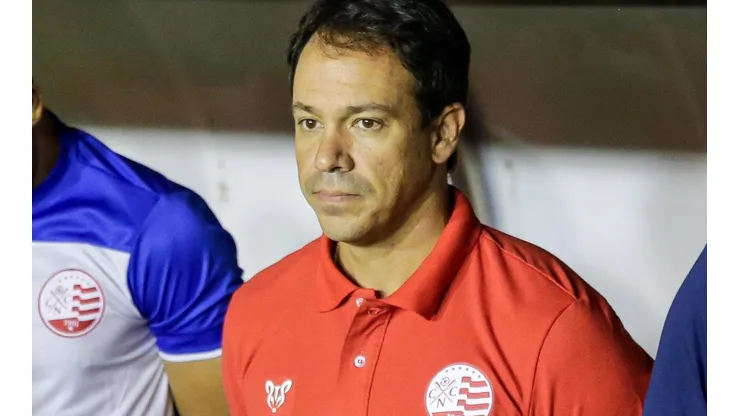 Foto: Rafael Vieira/AGIF - Dado Cavalcanti não aliviou para os jogadores do Náutico