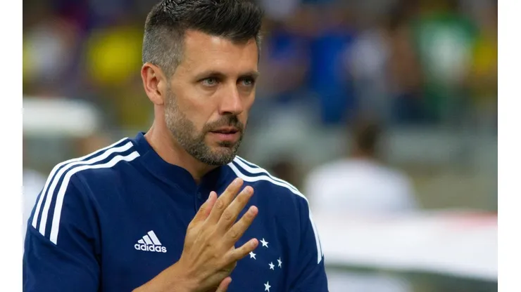 Foto: Fernando Moreno/AGIF - Paulo Pezzolano já sabe o que deseja fazer nas últimas rodadas da Série B
