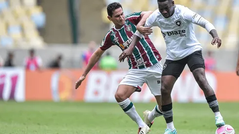 Thiago Ribeiro/AGIF. Patrick de Paula e Ganso em disputa de bola