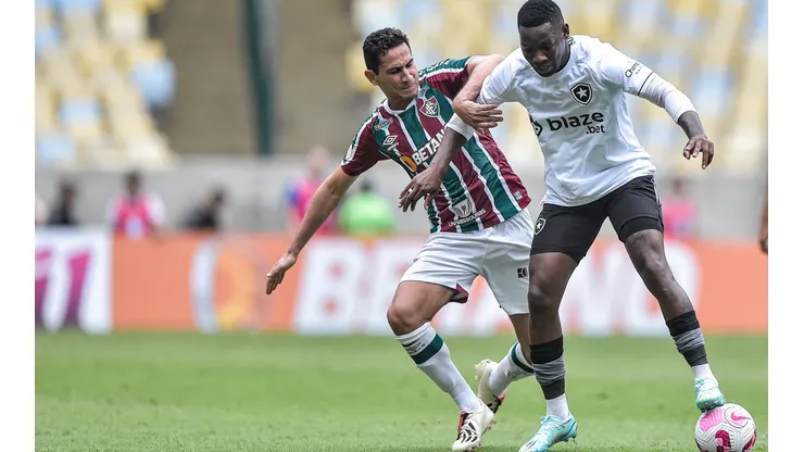 Thiago Ribeiro/AGIF. Patrick de Paula e Ganso em disputa de bola