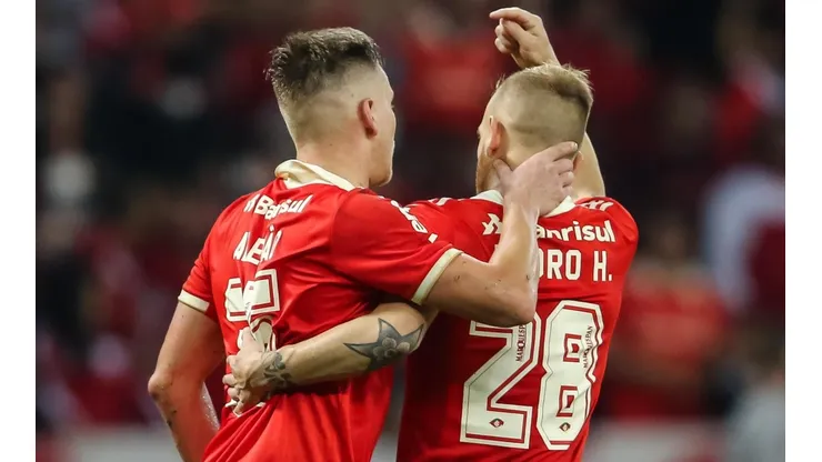 Foto: Pedro H. Tesch/AGIF - Pedro Henrique e Alemão comemoram gol do Inter contra o São Paulo