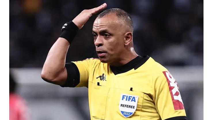 Foto: Ettore Chiereguini/AGIF - Árbitro apitou o jogo no Maracanã.