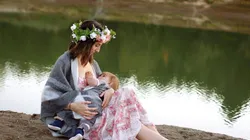 Imagem: Reprodução/Pixabay - Uma mãe amamentando.