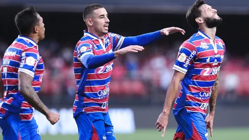 Ettore Chiereguini/AGIF - Jogadores do Fortaleza comemoram gol contra o São Paulo.