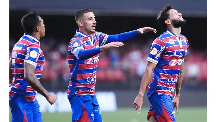 Ettore Chiereguini/AGIF - Jogadores do Fortaleza comemoram gol contra o São Paulo.