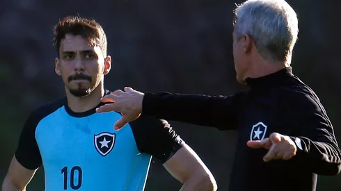 Foto: Vitor Silva/Botafogo/Divulgação - Eduardo e Luís Castro: meia confia na qualidade do elenco