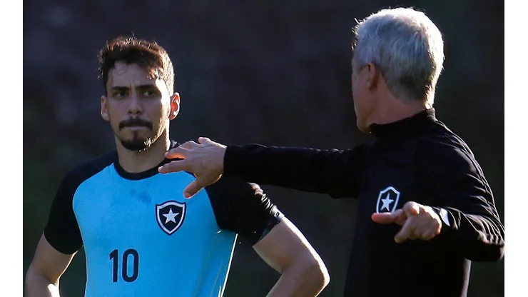 Foto: Vitor Silva/Botafogo/Divulgação - Eduardo e Luís Castro: meia confia na qualidade do elenco