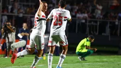 Pablo Maia e Nestor comemorando gol do São Paulo (Foto: Marcello Zambrana/AGIF)