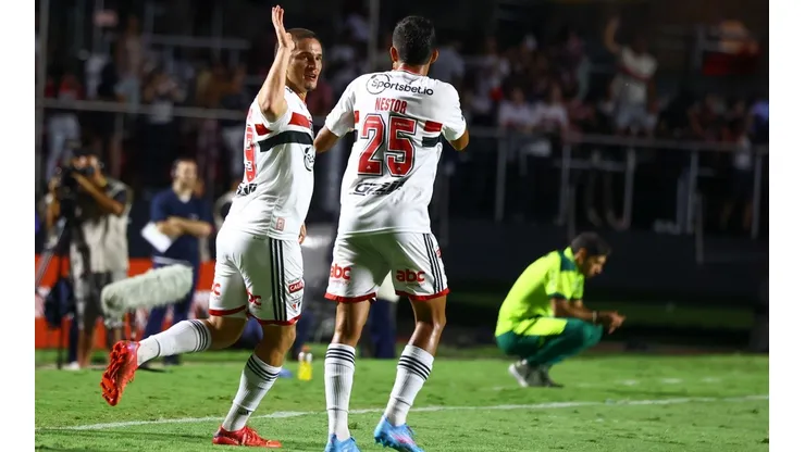 Pablo Maia e Nestor comemorando gol do São Paulo (Foto: Marcello Zambrana/AGIF)