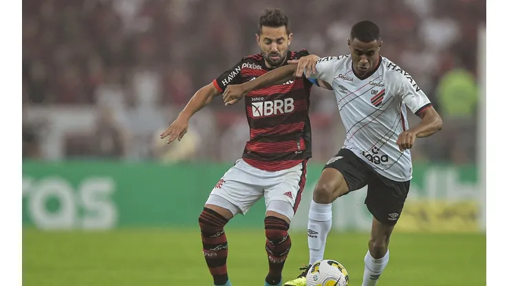 Thiago Ribeiro/AGIF/ "Dá para ver"; Torcida do Athletico-PR 'dá a letra' sobre caminho da equipe para vencer o Flamengo na Libertadores.