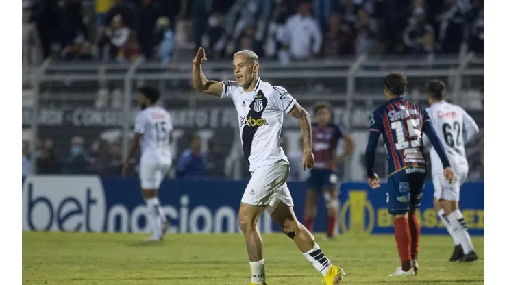 Wallisson com a camisa da Ponte Preta (Foto: Diogo Reis/AGIF)