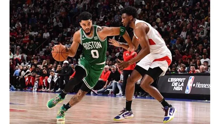 Celtics e Raptors durante jogo de pré-temporada
