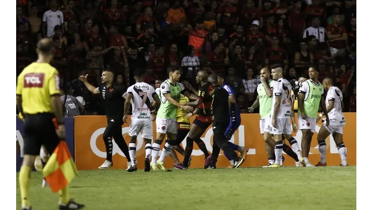 Foto: Paulo Paiva/AGIF - Partida entre Sport e Vasco termina em tumulto