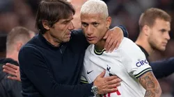 Visionhaus/Getty Images - Antonio Conte abraçando Richarlison