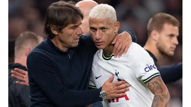 Visionhaus/Getty Images - Antonio Conte abraçando Richarlison