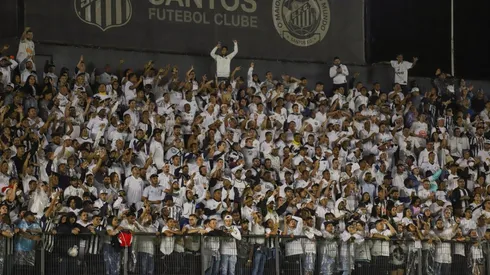 Rodada é marcada por invasões de campo e santistas relembram polêmica: "Não, mas a Vila Belmiro que é ultrapassada..."