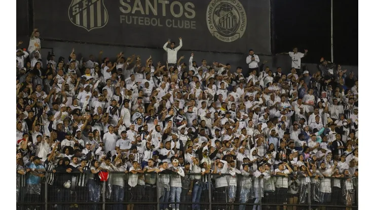 Rodada é marcada por invasões de campo e santistas relembram polêmica: "Não, mas a Vila Belmiro que é ultrapassada..."