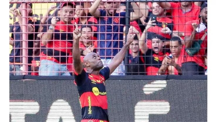 Foto: Rafael Vieira/AGIF - Love comemorando gol contra o Cruzeiro.