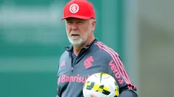 Foto: Ricardo Duarte/Internacional/Divulgação - Mano Menezes: técnico pediu a permanência do defensor