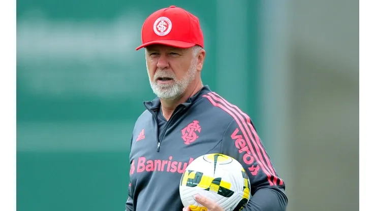 Foto: Ricardo Duarte/Internacional/Divulgação - Mano Menezes: técnico pediu a permanência do defensor