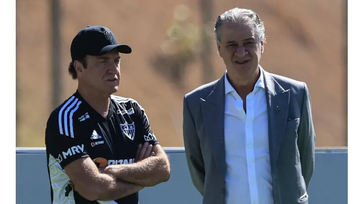 Foto: Pedro Souza / Atlético / Divulgação - Cuca e presidente Sérgio Coelho: Atlético pode negociar lateral em breve