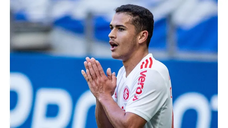 Caio Vidal tem contrato com o Internacional até dezembro de 2023 (Foto: Pedro Chaves/AGIF)