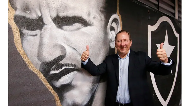 Após recusa de John Textor pela SAF do América ser exposta, clube mineiro tem conversas avançadas com empresário dono de time francês