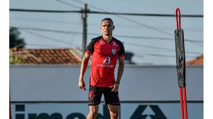 Foto: Bruno Corsino / ACG/ "Se tivesse focado só no Brasileiro a gente não estaria nessa situação"; Fernando é sincero sobre campanha do Atlético-GO na temporada.