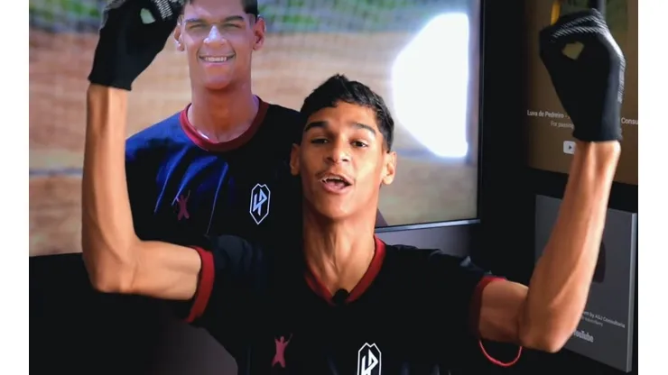 Foto: LUVA DE PEDREIRO/YouTube - Luva de Pedreiro aparece na torcida do Corinthians