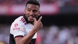 T1: "Está a um gol de..."; Reinaldo pode aproveitar reta final de ano para quebrar marca histórica pelo São Paulo T2: "Está a um gol de..."; Reinaldo pode aproveitar reta final de ano para quebrar marca histórica pelo São Paulo SUB: Jogador chegou ao Morumbi em 2013 e está perto de completar 10 anos de vínculo com o Tricolor TEXTO: A temporada do São Paulo está se encaminhando para um final bem melancólico. Isso porque, depois de conseguir chegar a duas finais e à semifinal da Copa do Brasil, o Tricolor não conseguiu ser campeão de nenhuma competição e também está em situação ruim no Brasileirão. Com 40 pontos somados, o Clube paulistano está a cinco pontos do América-MG, oitavo colocado. Isto é, longe da disputa por vaga direta na próxima edição da Copa Libertadores, os comandados de Rogério Ceni terão que se contentar com a briga por uma vaga na próxima fase inicial da Libertadores. No entanto, a derrota por 1 a 0 para o Botafogo na rodada passada deixou a situação ainda mais delicada, visto que o São Paulo perdeu para um adversário direto na briga. Dito isso, alguns jogadores podem estar realizando seus últimos jogos com a camisa do São Paulo neste fim de Brasileirão. Este é o caso do lateral-esquerdo Reinaldo, jogador que chegou ao Morumbi em 2013 e possui mais de 300 jogos com a camisa Tricolor. No entanto, seu contrato vai somente até o término de 2022 e o atleta ainda não acertou uma renovação contratual. Com isso, como o São Paulo está a oito jogos do fim da temporada, Reinaldo terá - a princípio - somente estas partidas para bater uma marca expressiva com a camisa do Clube. Aos 33 anos, o jogador já fez 30 gols com o manto tricolor, um a menos do que Gustavo Nery, lateral que defendeu o Clube entre 2000 e 2004. Isto é, caso consiga marcar mais um gol, Reinaldo se igualaria a Nery como lateral mais artilheiro da história da equipe. Vale lembrar que, ao longo dos últimos nove anos, Reinaldo chegou a ser emprestado à Ponte Preta e à Chapecoense, mas virou titular absoluto quando retornou. Por fim, sem marcar há mais de quatro meses, Reinaldo e o São Paulo voltarão a campo no próximo domingo (16), quando os comandados de Rogério Ceni irão até o Allianz Parque enfrentar o Palmeiras. Será o sétimo duelo entre as equipes na temporada. CTA - São Paulo - Apesar de muitos o definirem como um jogador que representa essa fase ruim do São Paulo ao longo da história, a volta por cima dada com a camisa do Clube merece muitos aplausos. Sempre honrou a camisa, merece essa marca para ficar com o nome na história. TC: TEM RECORDE?! Reinaldo está a um tento de atingir marca histórica; Confira! Foto: Ettore Chiereguini/AGIF- São mais de sete temporadas pelo São Paulo.