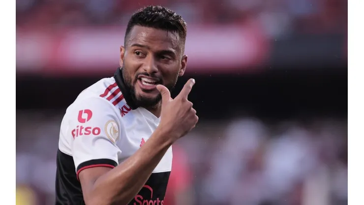 T1: "Está a um gol de..."; Reinaldo pode aproveitar reta final de ano para quebrar marca histórica pelo São Paulo T2: "Está a um gol de..."; Reinaldo pode aproveitar reta final de ano para quebrar marca histórica pelo São Paulo SUB: Jogador chegou ao Morumbi em 2013 e está perto de completar 10 anos de vínculo com o Tricolor TEXTO: A temporada do São Paulo está se encaminhando para um final bem melancólico. Isso porque, depois de conseguir chegar a duas finais e à semifinal da Copa do Brasil, o Tricolor não conseguiu ser campeão de nenhuma competição e também está em situação ruim no Brasileirão. Com 40 pontos somados, o Clube paulistano está a cinco pontos do América-MG, oitavo colocado. Isto é, longe da disputa por vaga direta na próxima edição da Copa Libertadores, os comandados de Rogério Ceni terão que se contentar com a briga por uma vaga na próxima fase inicial da Libertadores. No entanto, a derrota por 1 a 0 para o Botafogo na rodada passada deixou a situação ainda mais delicada, visto que o São Paulo perdeu para um adversário direto na briga. Dito isso, alguns jogadores podem estar realizando seus últimos jogos com a camisa do São Paulo neste fim de Brasileirão. Este é o caso do lateral-esquerdo Reinaldo, jogador que chegou ao Morumbi em 2013 e possui mais de 300 jogos com a camisa Tricolor. No entanto, seu contrato vai somente até o término de 2022 e o atleta ainda não acertou uma renovação contratual. Com isso, como o São Paulo está a oito jogos do fim da temporada, Reinaldo terá - a princípio - somente estas partidas para bater uma marca expressiva com a camisa do Clube. Aos 33 anos, o jogador já fez 30 gols com o manto tricolor, um a menos do que Gustavo Nery, lateral que defendeu o Clube entre 2000 e 2004. Isto é, caso consiga marcar mais um gol, Reinaldo se igualaria a Nery como lateral mais artilheiro da história da equipe. Vale lembrar que, ao longo dos últimos nove anos, Reinaldo chegou a ser emprestado à Ponte Preta e à Chapecoense, mas virou titular absoluto quando retornou. Por fim, sem marcar há mais de quatro meses, Reinaldo e o São Paulo voltarão a campo no próximo domingo (16), quando os comandados de Rogério Ceni irão até o Allianz Parque enfrentar o Palmeiras. Será o sétimo duelo entre as equipes na temporada. CTA - São Paulo - Apesar de muitos o definirem como um jogador que representa essa fase ruim do São Paulo ao longo da história, a volta por cima dada com a camisa do Clube merece muitos aplausos. Sempre honrou a camisa, merece essa marca para ficar com o nome na história. TC: TEM RECORDE?! Reinaldo está a um tento de atingir marca histórica; Confira! Foto: Ettore Chiereguini/AGIF- São mais de sete temporadas pelo São Paulo.