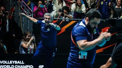 Zé Roberto comemorando após a vitória brasileira