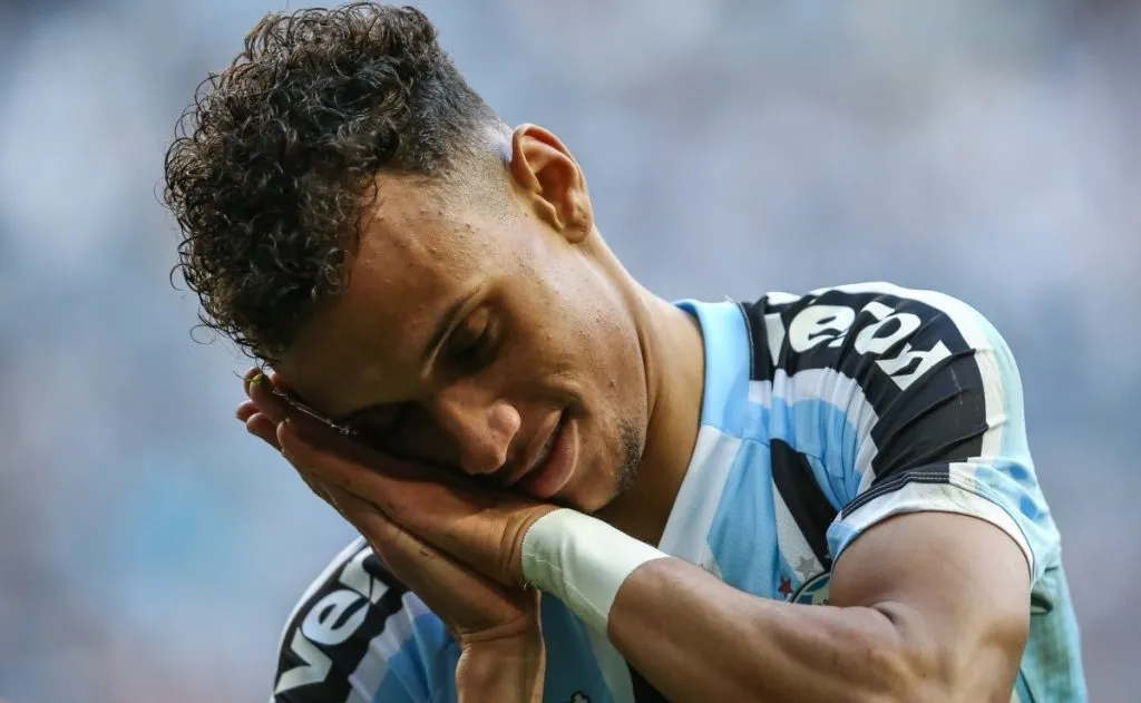 Bitello comemora gol fingindo estar dormindo - Foto: Pedro H. Tesch/AGIF