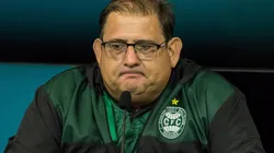 Foto: Robson Mafra/AGIF - Guto Ferreira: técnico terá que mexer no time titular do Coritiba