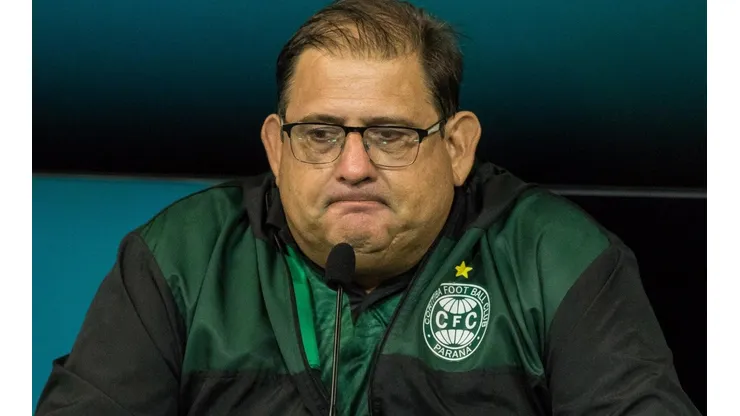 Foto: Robson Mafra/AGIF - Guto Ferreira: técnico terá que mexer no time titular do Coritiba