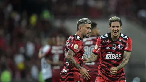 Agif/Thiago Ribeiro - Arrascaeta e Pedro comemoram vaga na final da Copa do Brasil