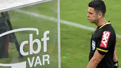 Foto: Thiago Ribeiro/AGIF - Flávio Rodrigues de Souza foi ao VAR.