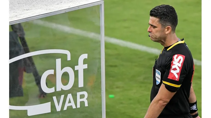 Foto: Thiago Ribeiro/AGIF - Flávio Rodrigues de Souza foi ao VAR.